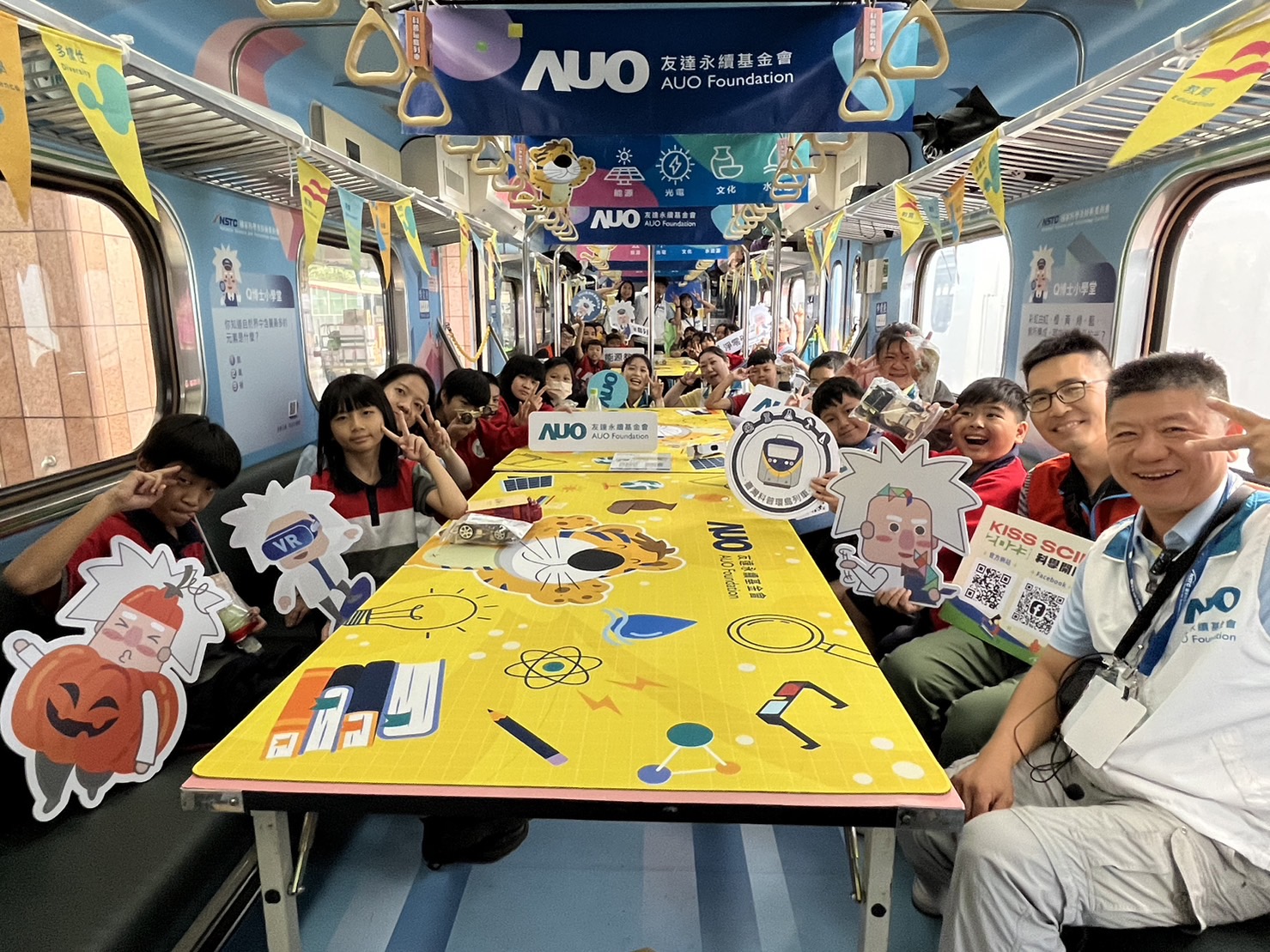 jiuyou.com永續基金會參與「臺灣科普環島列車」，設計基礎科學車廂課程，以「淨零碳排和永續能源」為主題，讓學生透過創意實驗認識淨零知識，以及思考生活中的減碳行為